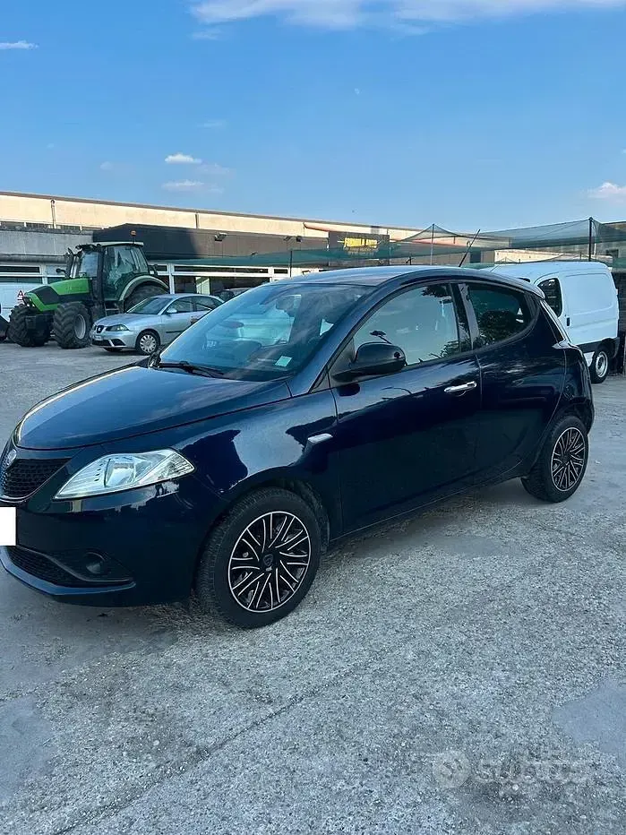 Usata Lancia Ypsilon Gold 95 CV (69 kW) 2018 Bluazzurro Utilitaria