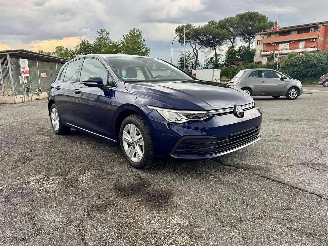 Usata VW Golf VIII Life 131 CV (96 kW) 2021 Blu/azzurro Utilitaria