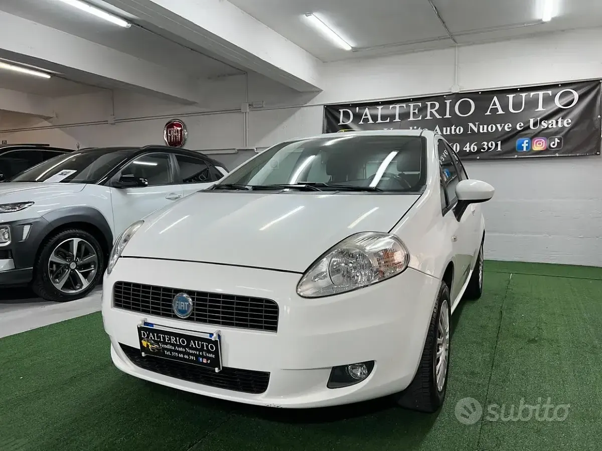 Usata Fiat Grande Punto Dynamic 69 CV (50 kW) 2009 Bianco Utilitaria