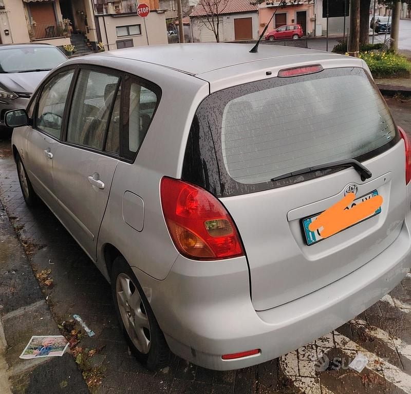 Usata Toyota Corolla Verso 2004 Grigio Monovolume