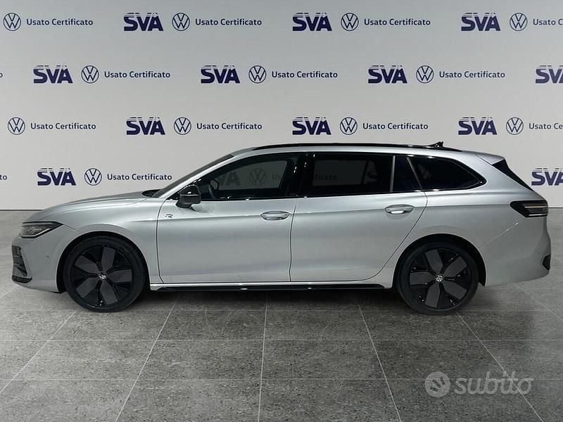 Usata VW Passat R-line 150 CV (110 kW) 2024 Grigio Station wagon