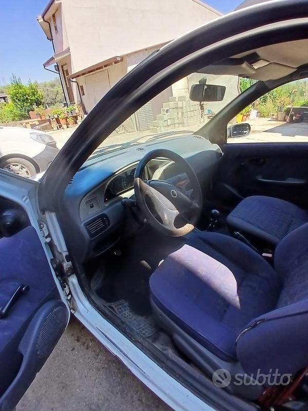 Usata Fiat Strada 63 CV (46 kW) 2005 Bianco Pick-up