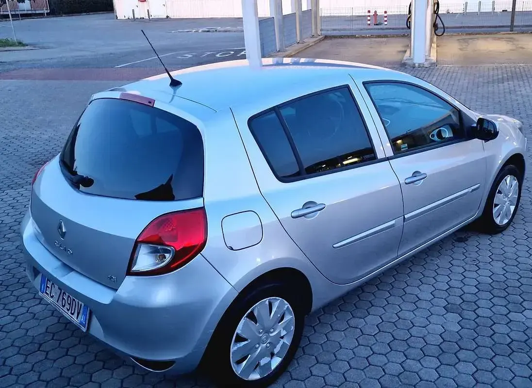 Usata Renault Clio II Dynamique 75 CV (55 kW) 2011 Berlina