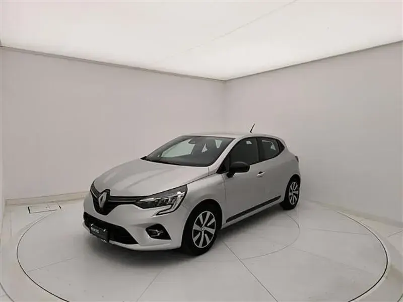 Usata Renault Clio Equilibre 145 CV (106 kW) 2022 Grigio chiaro Utilitaria