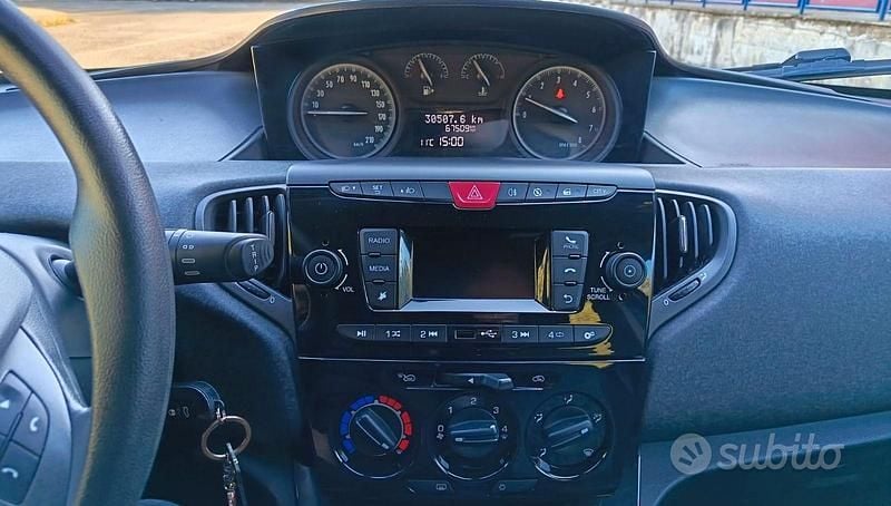 Usata Lancia Ypsilon 69 CV (50 kW) 2020 Blu Utilitaria