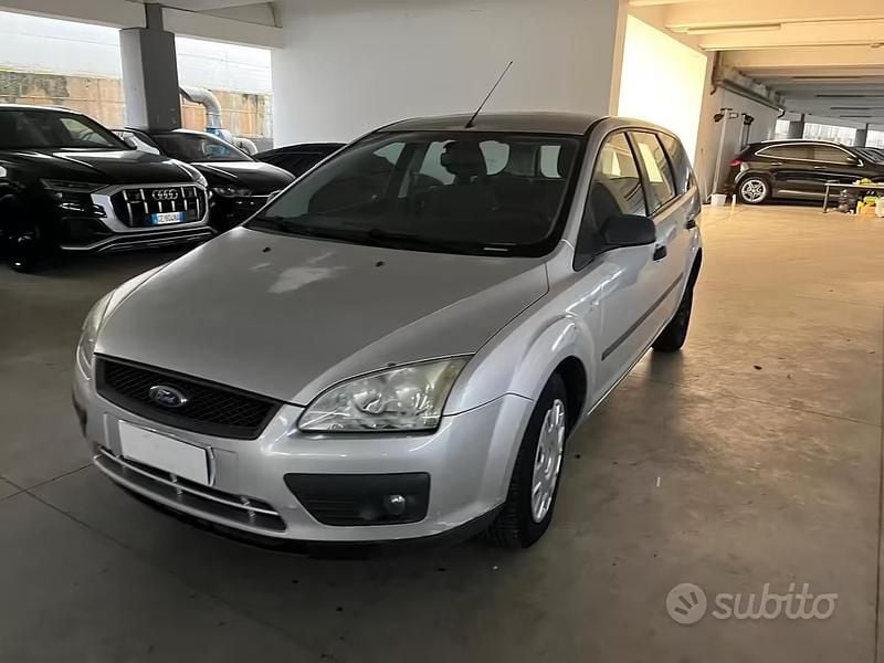 Usata Ford Focus 115 CV (84 kW) 2004 Grigio Station wagon
