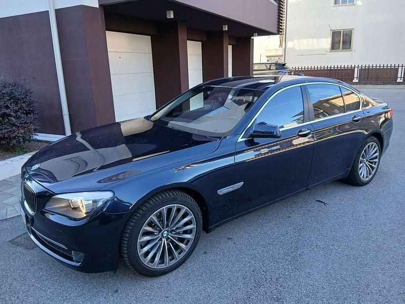 Argento Usata 2010 BMW 750 Tre volumi | 21.500 € - Immagine 1/4