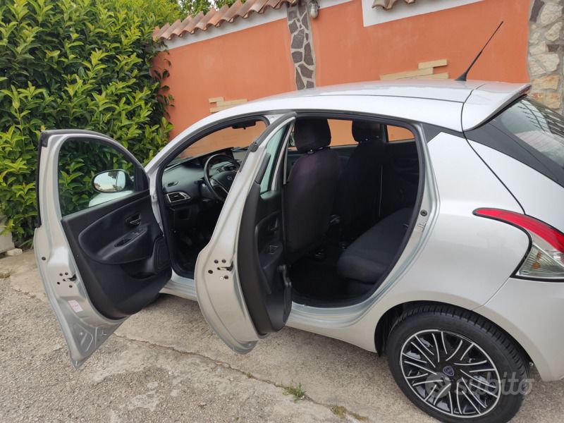 Usata Lancia Ypsilon 69 CV (50 kW) 2018 Grigio Utilitaria