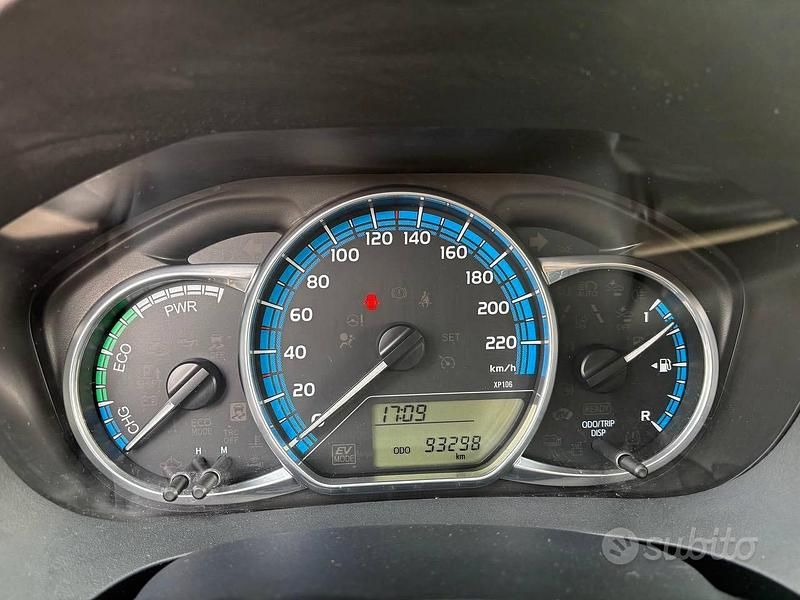 Blu Usata 2015 Toyota Yaris Hybrid Due volumi | 10.900 € - Immagine 1/4