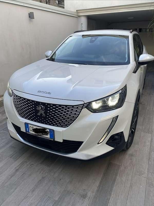 Usata Peugeot 2008 Active 100 kW (136 CV) 2021 Bianco SUV