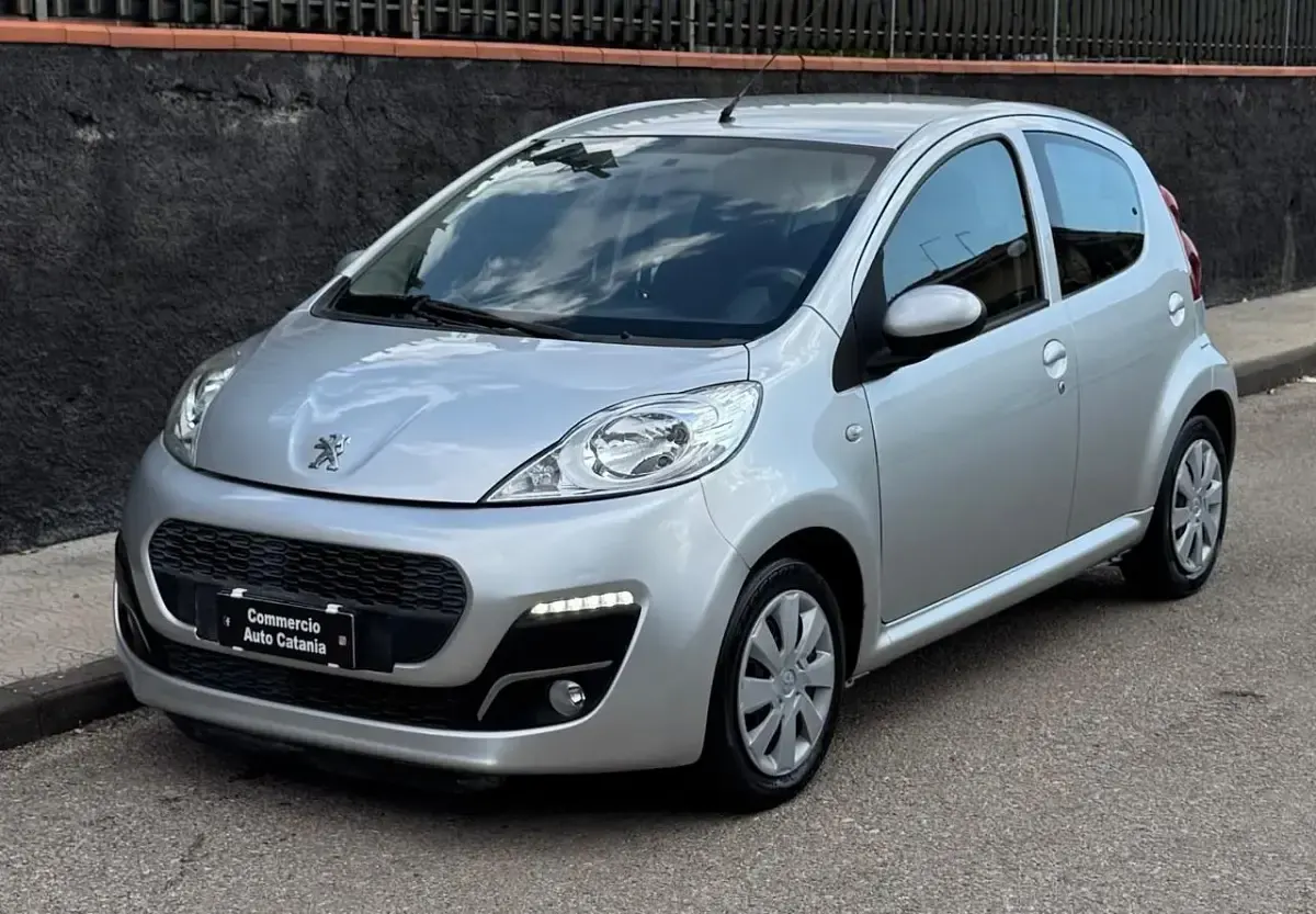 Usata Peugeot 107 68 CV (50 kW) 2012 Argento Utilitaria