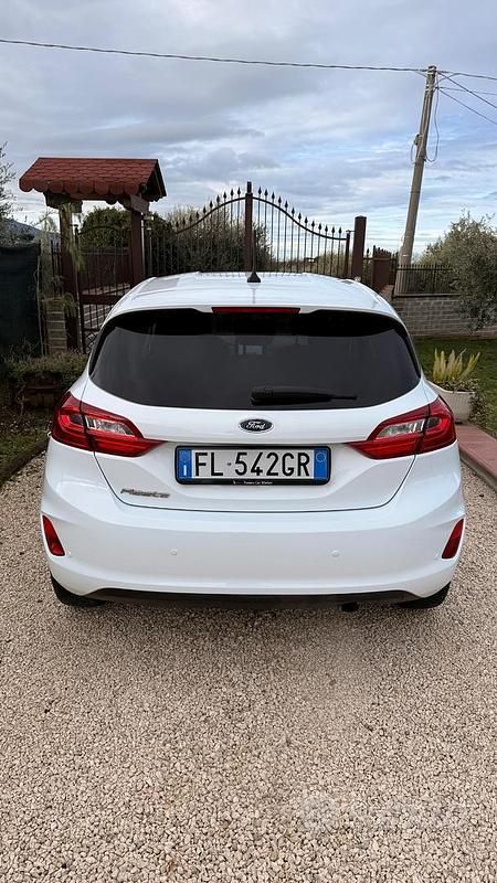Usata Ford Fiesta 100 CV (73 kW) 2017 Bianco Berlina