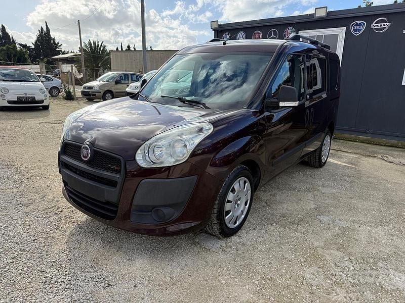 Marrone Usata 2011 Fiat Doblò Emotion Monovolume | 6900 € (Buon prezzo) - Immagine 1/4