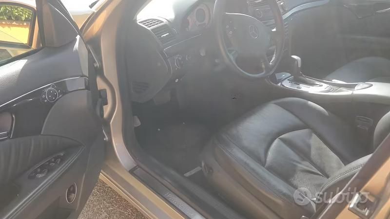 Usata Mercedes E320 Avantgarde 224 CV (164 kW) 2004 Marrone Berlina