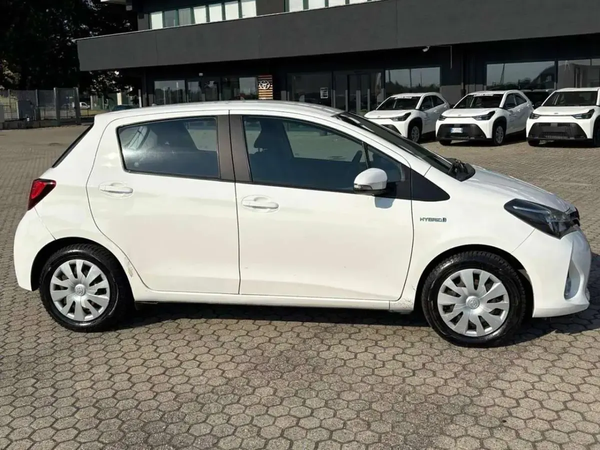 Usata Toyota Yaris Hybrid Active 75 CV (55 kW) 2015 Other Berlina
