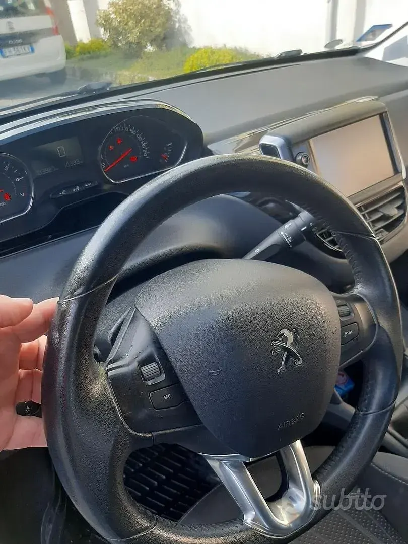 Usata Peugeot 208 95 CV (69 kW) 2015 Utilitaria