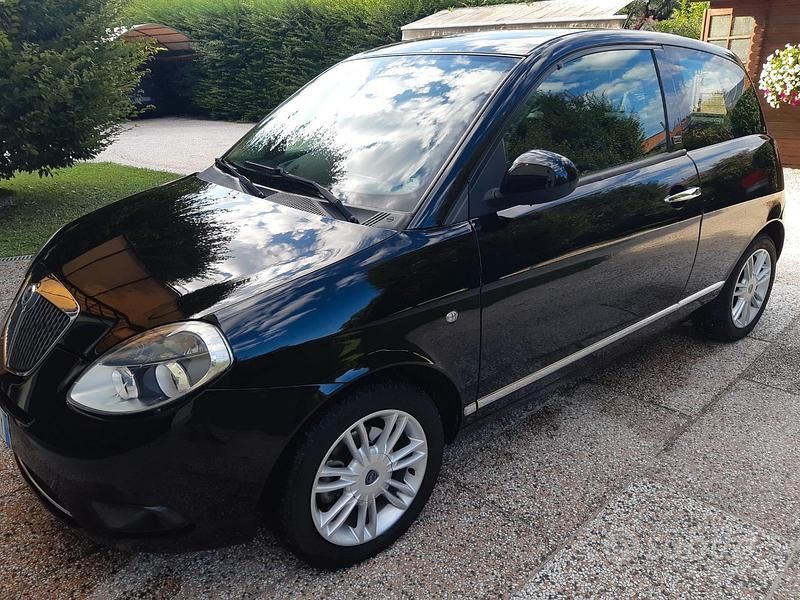 Usata Lancia Ypsilon 77 CV (56 kW) 2012 Nero Utilitaria