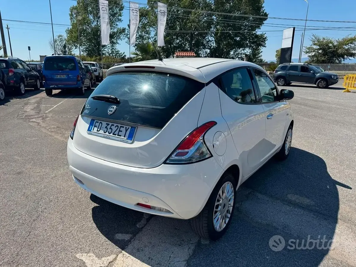 Usata Lancia Ypsilon Silver 69 CV (50 kW) 2016 Bianco Utilitaria