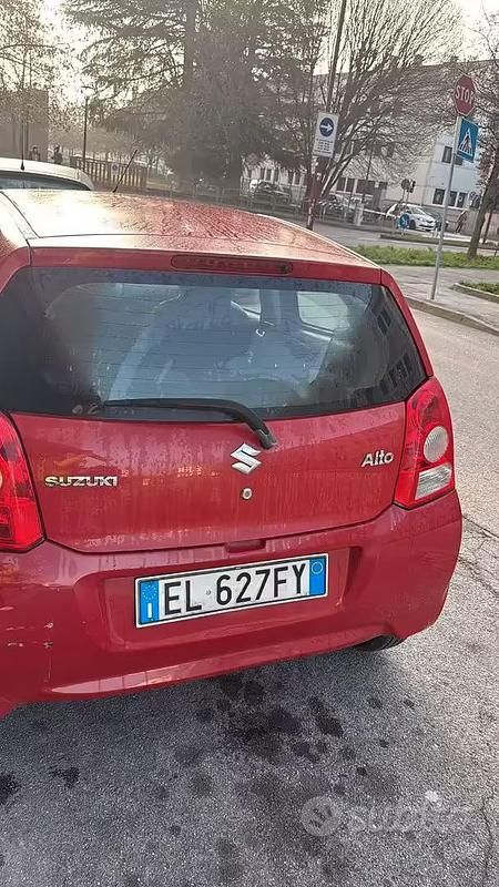Usata Suzuki Alto 68 CV (50 kW) 2012 Rosso Utilitaria