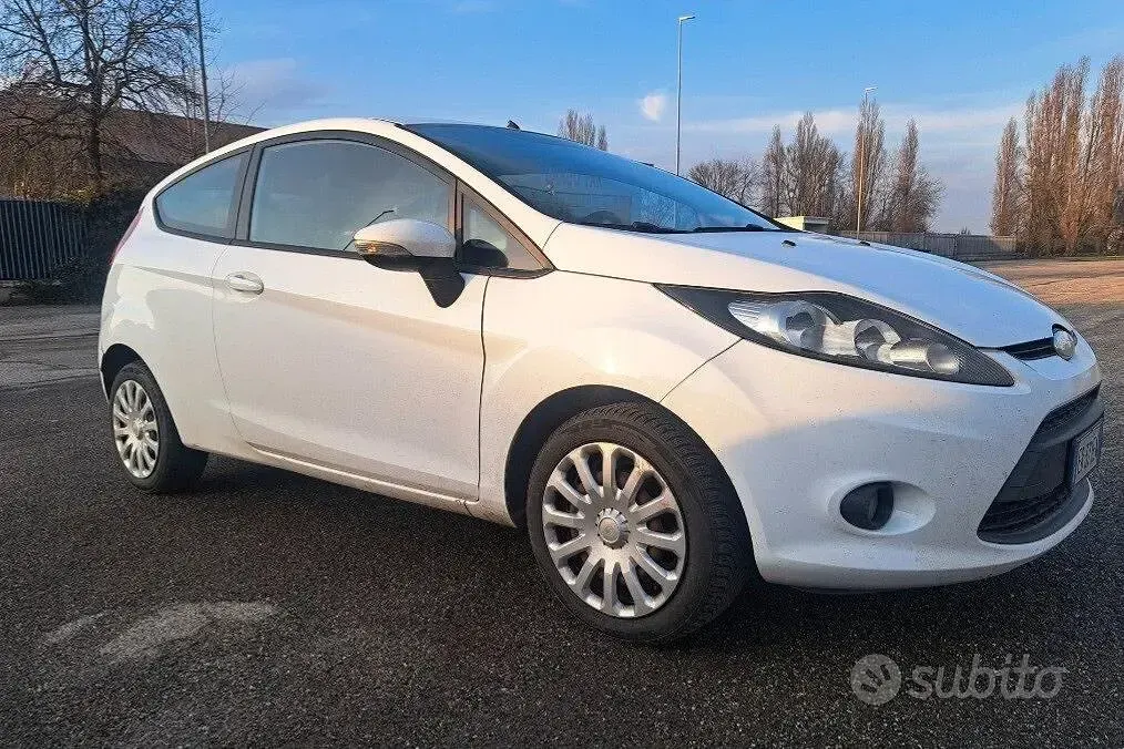 Usata Ford Fiesta 68 CV (50 kW) 2010 Bianco Berlina