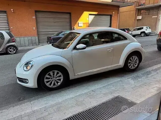 Usata VW Beetle Design 105 CV (77 kW) 2014 Bianco Utilitaria