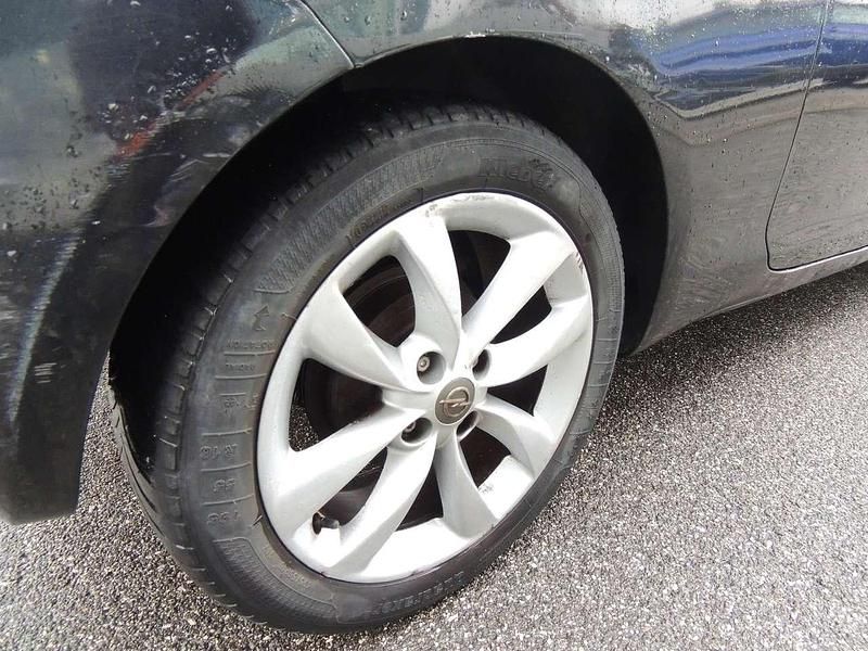 Usata Opel Adam Glam 69 CV (50 kW) 2015 Tetto bianco Utilitaria