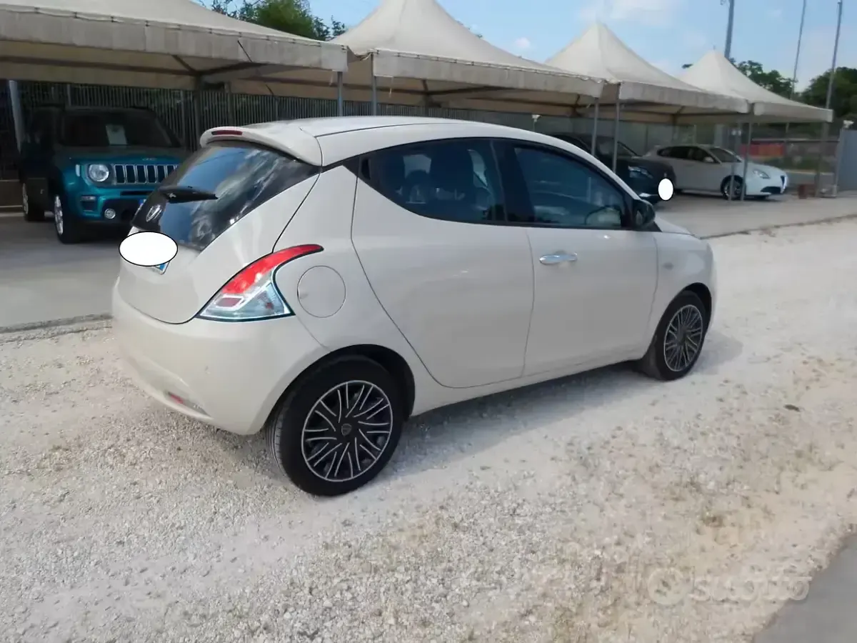 Usata Lancia Ypsilon Platinum 69 CV (50 kW) 2018 Bianco Utilitaria