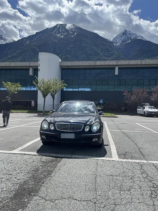 Usata Mercedes E220 150 CV (110 kW) 2004 Nero Berlina