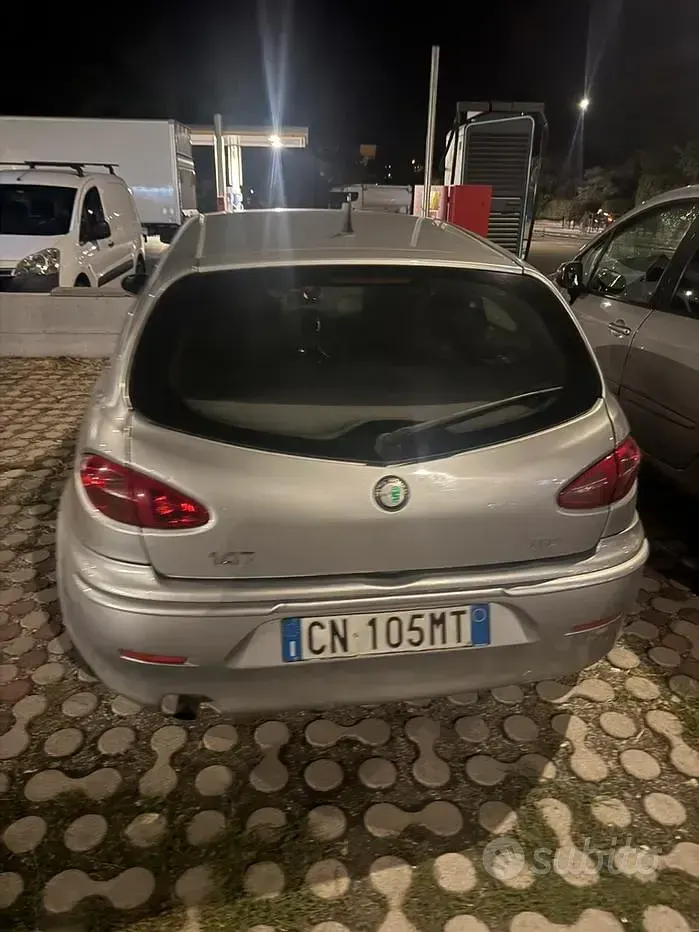 Usata Alfa Romeo 147 116 CV (85 kW) 2004 Grigio Utilitaria