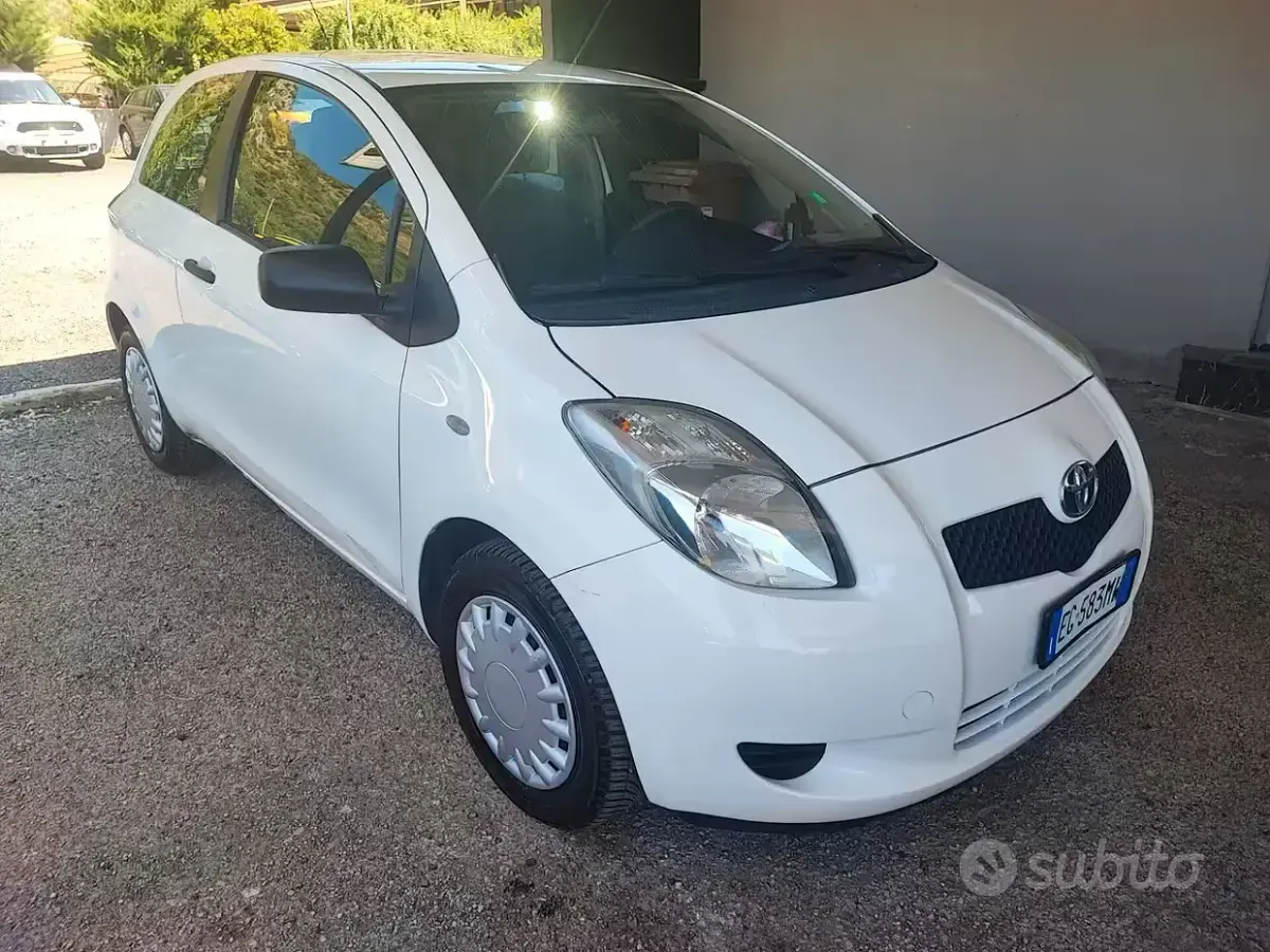 Usata Toyota Yaris Sol 69 CV (50 kW) 2011 Bianco Utilitaria