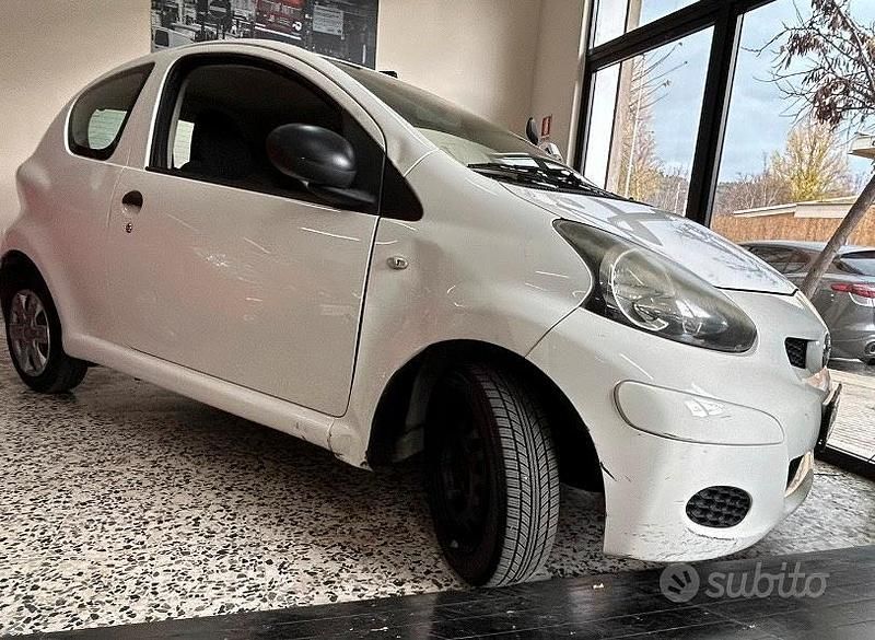 Usata Toyota Aygo 68 CV (50 kW) 2014 Bianco Utilitaria