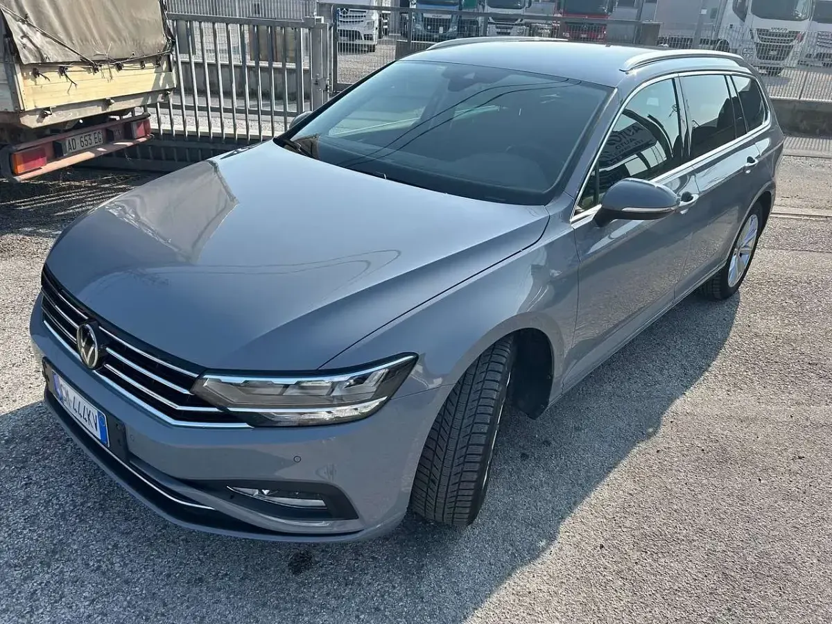 Usata VW Passat Business 122 CV (89 kW) 2022 Moonstone grey pastello Station wagon