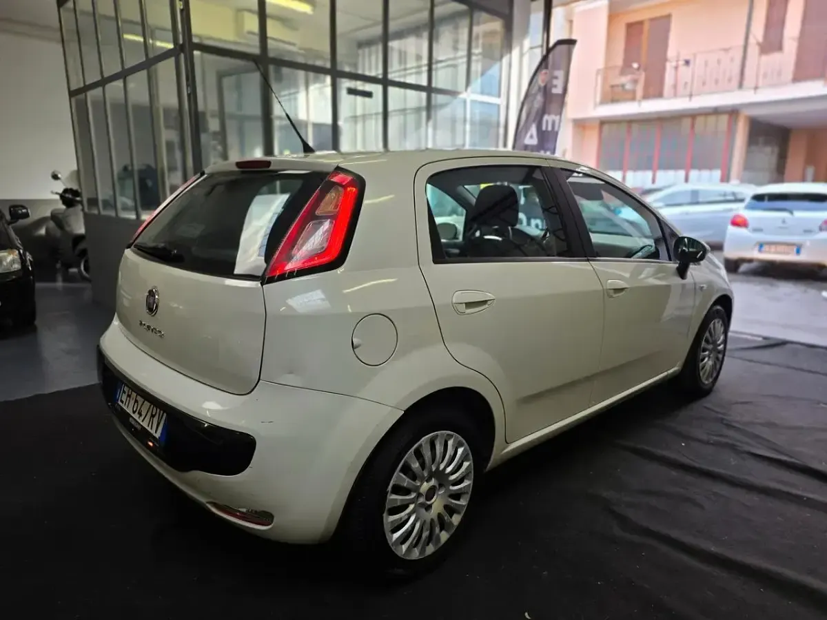 Usata Fiat Punto Evo Dynamic 75 CV (55 kW) 2011 Bianco Utilitaria