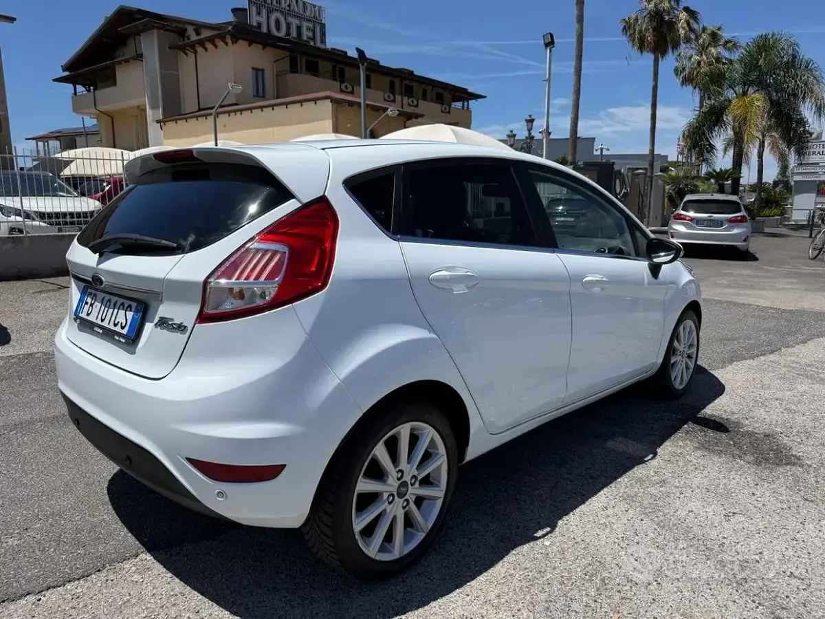 Usata Ford Fiesta Titanium 95 CV (69 kW) 2015 Bianco Utilitaria