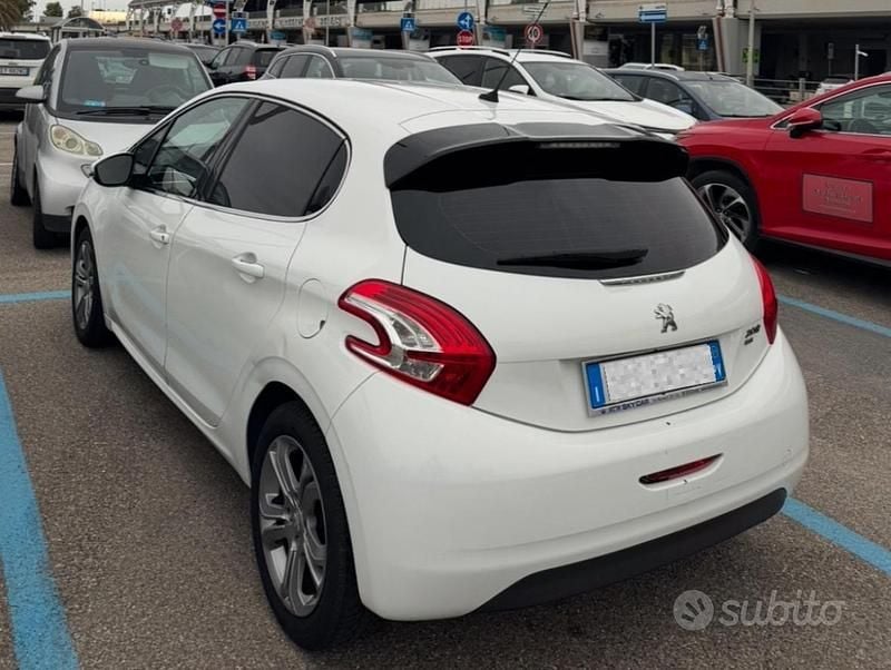 Usata Peugeot 208 Allure 82 CV (60 kW) 2015 Bianco Utilitaria