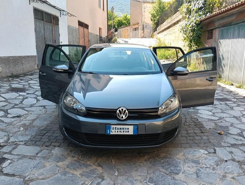 Grigio Usata 2011 VW Golf VI Due volumi | 4600 € (Buon prezzo) - Immagine 1/4