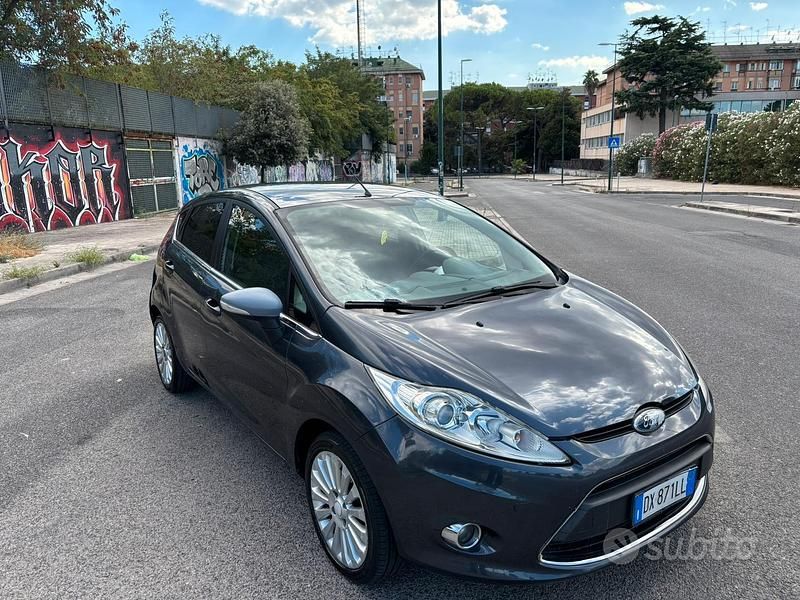 Grigio Usata 2008 Ford Fiesta Tre volumi | 3200 € (Molto cara) - Immagine 1/4