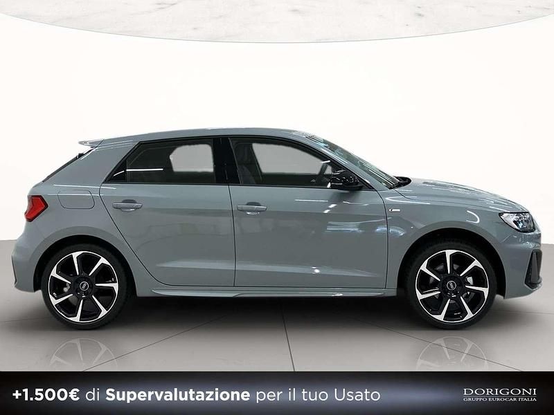 Nuova Audi A1 Sportback S-Line 116 CV (85 kW) 2025 1x grigio freccia perlato Utilitaria