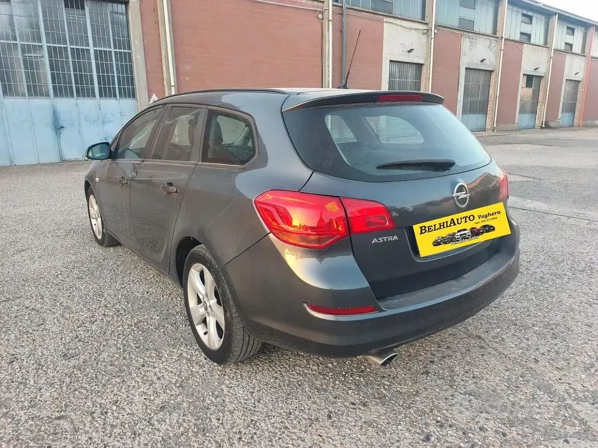 Usata Opel Astra 140 CV (102 kW) 2012 Grigio Station wagon