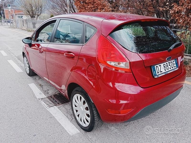 Usata Ford Fiesta Titanium 97 CV (71 kW) 2009 Rosso Utilitaria