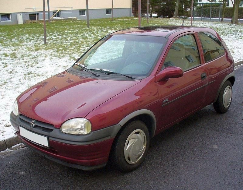 Rosso Usata 1997 Opel Corsa Tre volumi | 1950 € (Buon prezzo) - Immagine 1/4