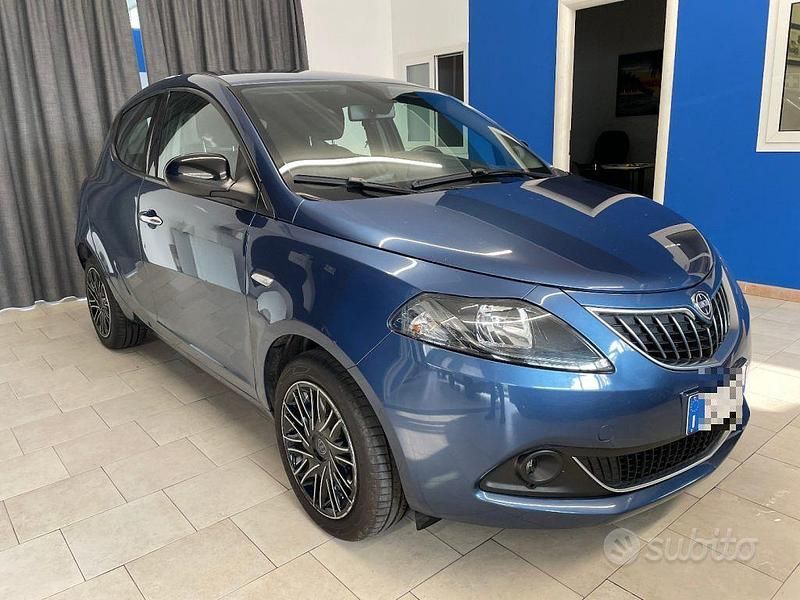 Usata Lancia Ypsilon Gold 70 CV (51 kW) 2022 Blu metallizzato Utilitaria