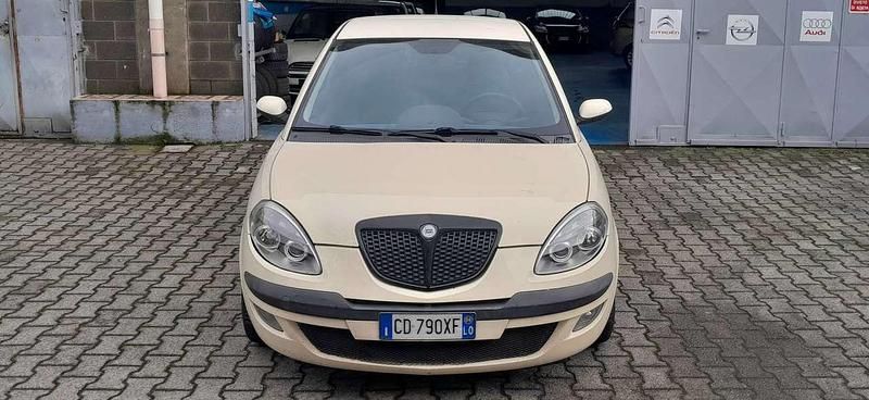 Usata Lancia Ypsilon 80 CV (58 kW) 2004 Bianco Utilitaria