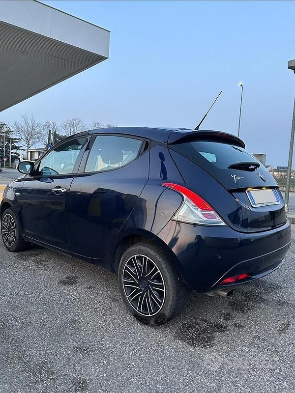 Usata Lancia Ypsilon Gold 69 CV (50 kW) 2018 Blu Utilitaria