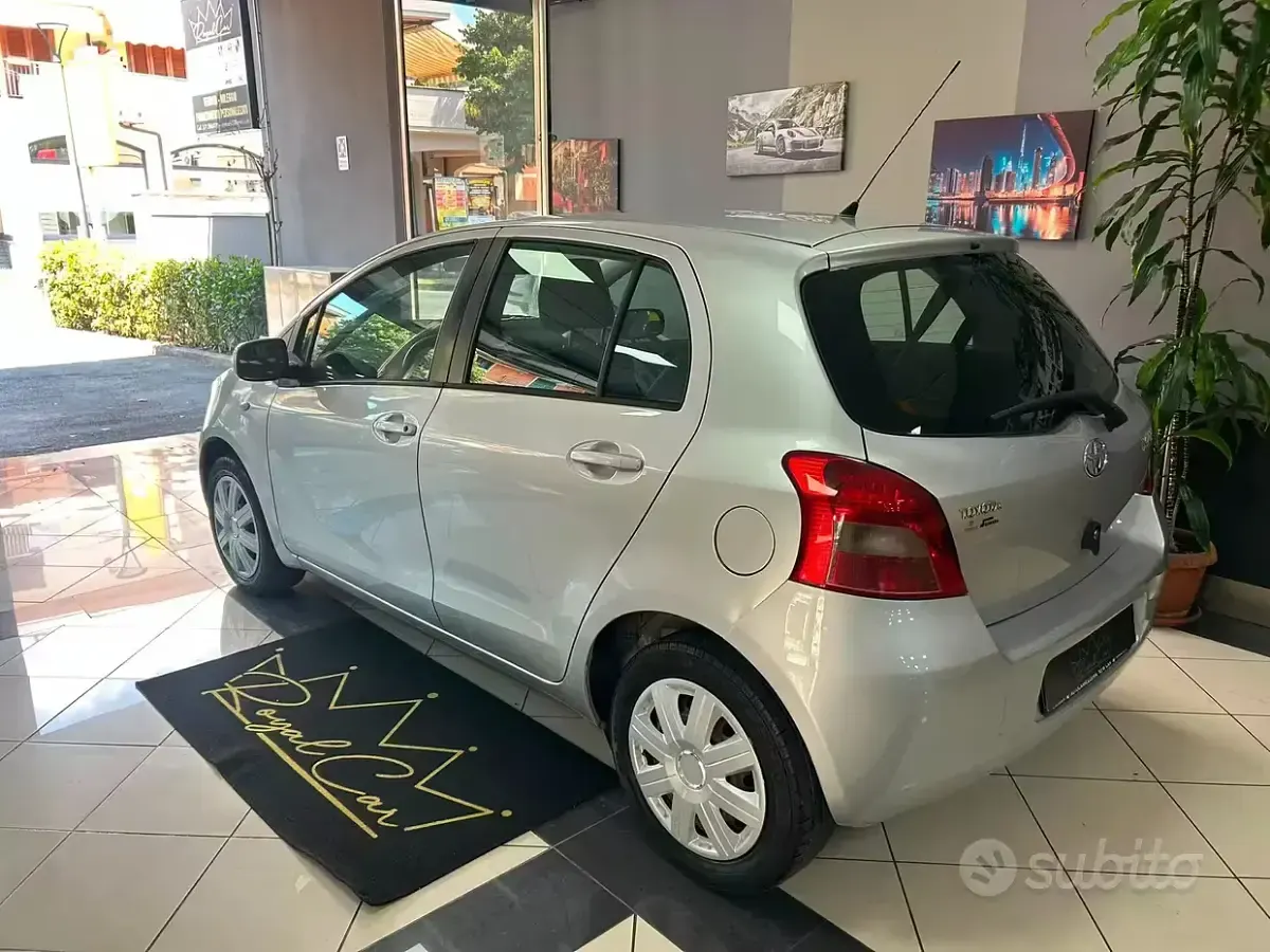 Usata Toyota Yaris 69 CV (50 kW) 2007 Grigio Utilitaria