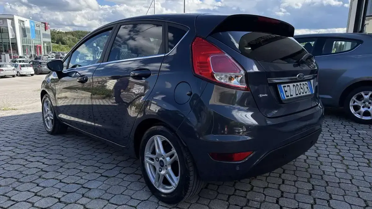 Usata Ford Fiesta Titanium 60 CV (44 kW) 2015 Grigio Utilitaria