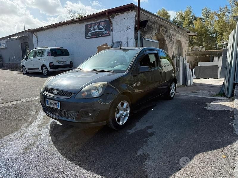 Grigio Usata 2007 Ford Fiesta Tre volumi | 900 € (Ottimo prezzo) - Immagine 1/4