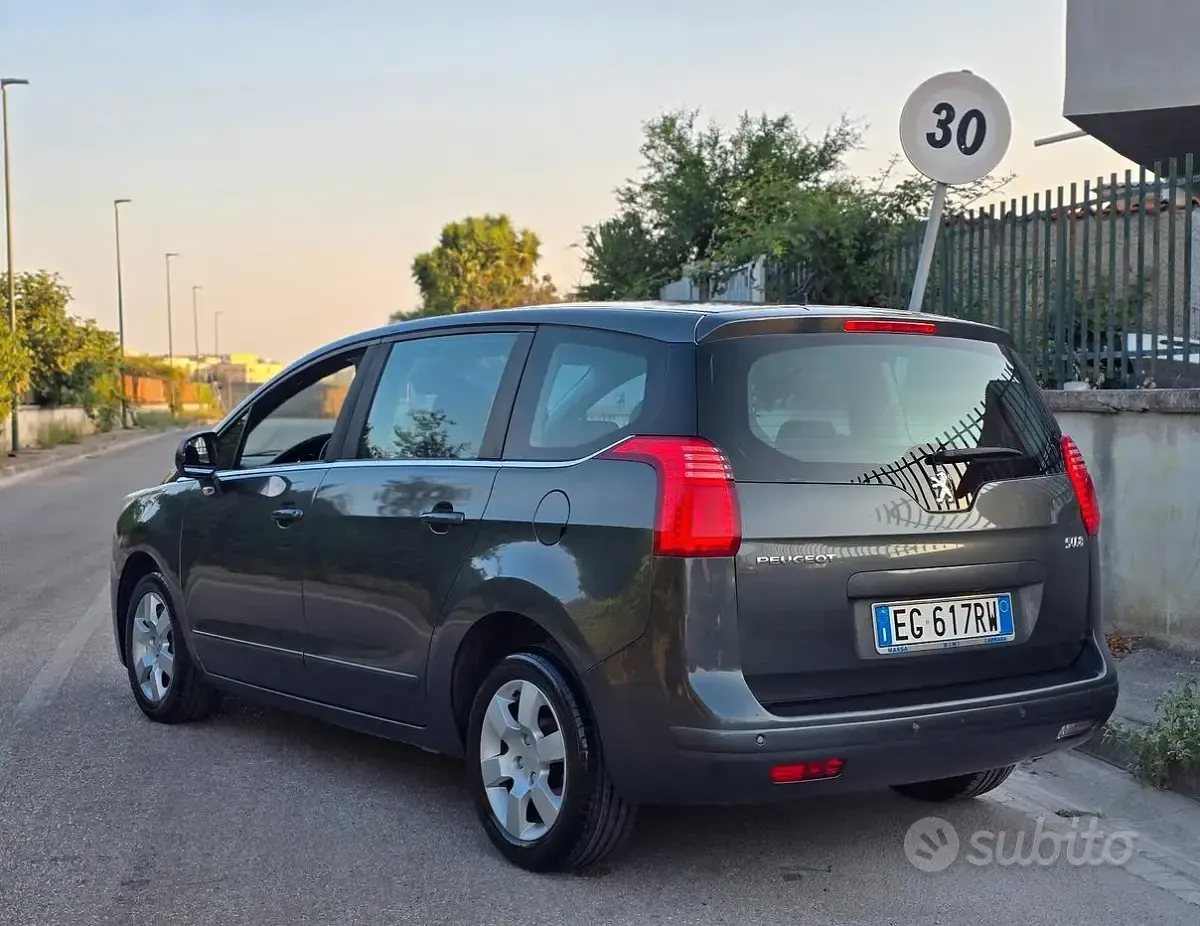 Usata Peugeot 5008 112 CV (82 kW) 2012 Grigio Monovolume