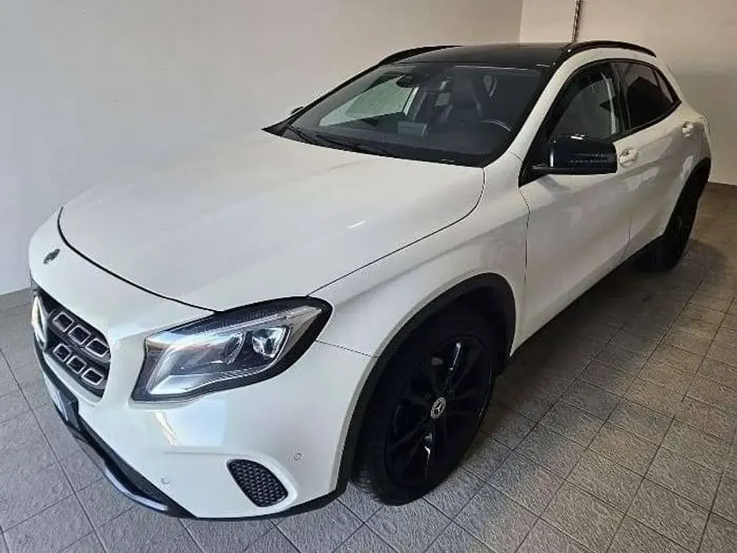 Usata Mercedes GLA200 Night 136 CV (100 kW) 2018 Bianco SUV