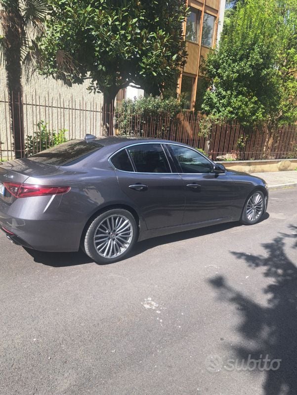 Usata Alfa Romeo Giulia 180 CV (132 kW) 2018 Grigio Berlina